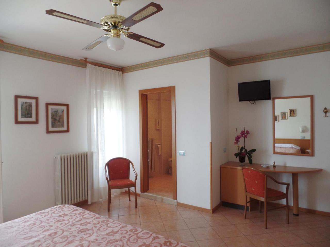 Piccolo Hotel Direkt am See Brenzone sul Garda Buitenkant foto
